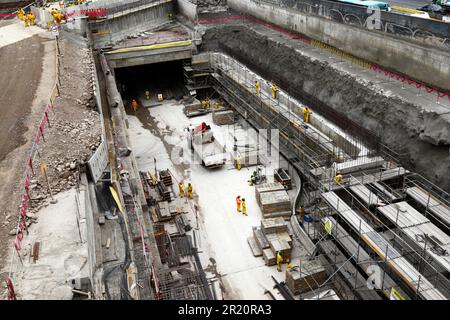 Cantiere di tunnel sotto il fiume Rimac per una nuova autostrada e linea gialla Via Expresa linea autobus, Lima, Perù. Il tunnel si estende per 1,8km km sotto il fiume Rimac, che è stato deviato per consentire la costruzione. I lavori sono iniziati nel gennaio 2012 e hanno richiesto 6 anni, il tunnel è stato aperto nel giugno 2018. La società brasiliana OAS costruì il tunnel. Foto Stock