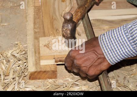 Primo piano Carpenter lavoro occupato - concetto di artigiani, lavoratori autonomi e qualificati, India, Odisha Foto Stock