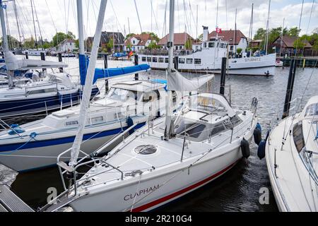 Greifswald, Germania. 16th maggio, 2023. La nave escursionistica 'Stubnitz' abbraccia piacevolmente lungo il fiume Ryck nel piccolo villaggio di pescatori di Wieck vicino a Greifswald. La nave passeggeri è stata costruita in un cantiere navale a Stettin nel 1904. Wieck è un distretto della città anseatica di Greifswald. Il villaggio si trova sul lato settentrionale della foce del fiume Ryck nel Dänische Wiek, una baia del Greifswalder Bodden. Credit: Stefan Sauer/dpa/ZB/dpa/Alamy Live News Foto Stock