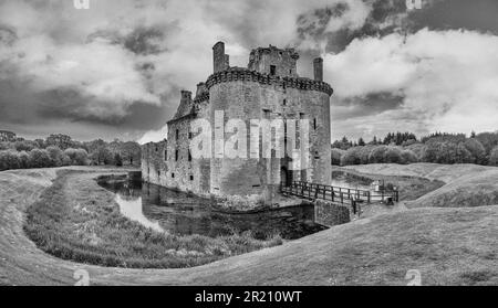 Queste le rovine della fortezza scozzese del 13th ° secolo di Caerlaverock Castello ai confini scozzesi di Dumfries e Galloway con l'Inghilterra. Foto Stock