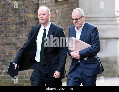 Il prof. Chris Whitty, Chief Medical Officer del governo britannico, e Sir Patrick Vallance [FRS FMedSci FRCP], Chief Scientific Adviser del governo e Head of the Government Science and Engineering, arrivano al di fuori del numero 10 di Downing Street, Londra, prima di un incontro di emergenza con la COBRA, mentre cresce la preoccupazione per l'epidemia di coronavirus COVID-19. Lunedì 16/03/2020 Foto Stock