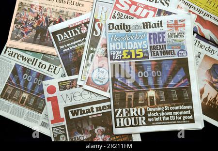 Fotografia di vari giornali britannici che riportano la Brexit . Il giornale Sun riporta anche i primi due casi confermati di Covid-19 in Gran Bretagna. Foto Stock