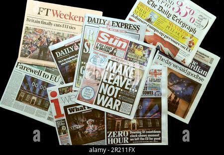 Fotografia di vari giornali britannici che riportano la Brexit . Il giornale Sun riporta anche i primi due casi confermati di Covid-19 in Gran Bretagna. Foto Stock
