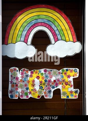Fotografia di un arcobaleno che mostra sostegno a coloro che soffrono a causa di Covid-19. Questi arcobaleni sono stati per lo più creati da bambini che erano sotto il blocco globale per cercare di prevenire la diffusione del virus. Foto Stock