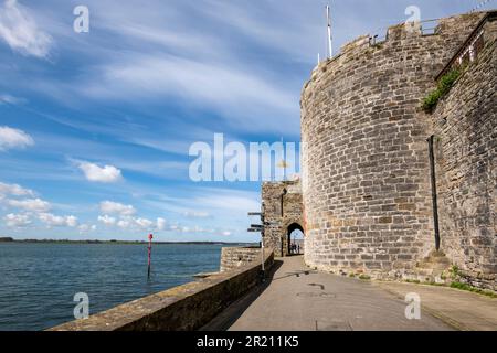 Il lungomare e le mura della città vecchia a Caernarfon, Gwynedd, Galles del Nord Foto Stock