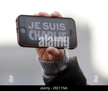 Fotografia scattata durante la veglia Charlie Hebdo a Londra. Qualcuno ha in mano un cartello raffigurante Elsa Cayat, psichiatra e psicoanalista francese e editorialista del giornale satirico Charlie Hebdo. Cayat è stata una delle 12 vittime dell'attacco di Charlie Hebdo ed è stata uccisa insieme ai sette giornalisti, addetti alla manutenzione, un visitatore e due poliziotti. Foto Stock