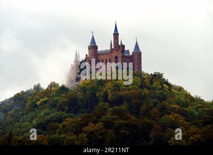 Fotografia del castello di Hohenzollern, Germania. Il castello è la sede ancestrale della Casa imperiale di Hohenzollern. Il castello è stato uno dei luoghi di Una cura per il benessere, un film horror psicologico del 2016 diretto da Gore Verbinski. Foto Stock