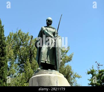 Fotografia di una statua in bronzo di Afonso Henriques, il primo re del Portogallo, fuori del Castelo de Guimaraes, Guimaraes, Portogallo. Un castello romanico in cima alla collina, costruito nel 10th ° secolo per difendere il monastero dagli attacchi di Moors e Norsemen, si ritiene che sia il luogo di nascita di Afonso Henriques. Foto Stock