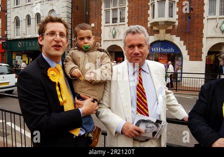 Fotografia di Martin Bell, ex deputato e corrispondente di guerra veterano, con il candidato liberaldemocratico Gavin Stollar, e nipote Aaron di 2 anni, sulla campagna elettorale generale del 2005 a Brentwood High St., Essex. Foto Stock