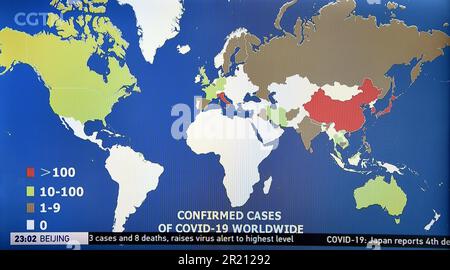 Uno screengrab da una trasmissione di notizie su CGTN, rete globale della televisione della Cina, fra la pandemia di coronavirus di COVID-19. Foto Stock