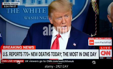 Uno screengrab dalla CNN descrive il presidente degli Stati Uniti Donald Trump che parla durante un briefing della Casa Bianca mentre la pandemia di coronavirus COVID-19 si approfondisce [martedì 31/03/2020]. Foto Stock