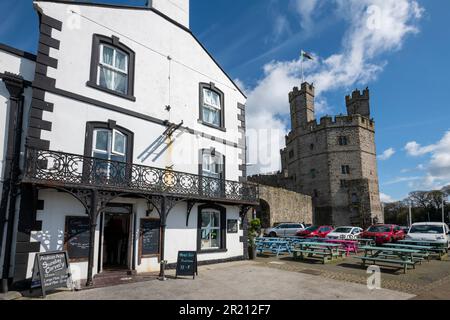 The Anglesey Arms pub and Caernarfon Castle, Gwynedd, North Wales Foto Stock