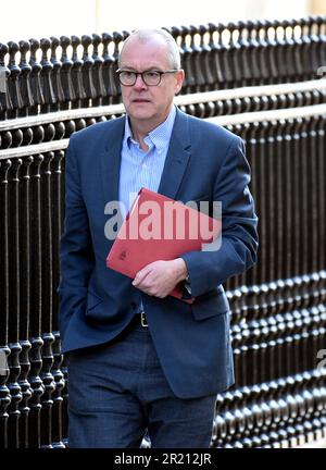 Foto di Sir Patrick Vallance, consigliere scientifico capo del governo e capo del governo Scienza e Ingegneria, al di fuori del Gabinetto Office, Whitehall, Londra a seguito di una riunione di emergenza del COBRA come cresce la preoccupazione per l'epidemia di coronavirus COVID-19. Foto Stock