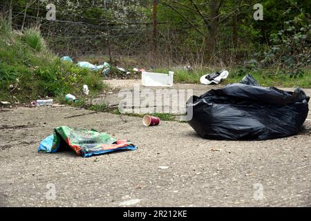 Fotografia di rifiuti scaricati sul lato della strada durante la pandemia COVID-19, Brentwood, Essex. Foto Stock