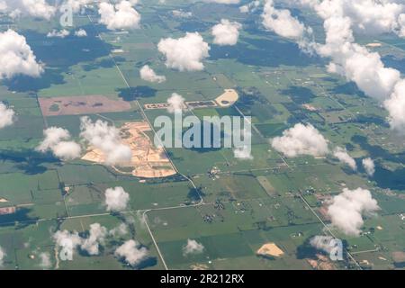 9/6/2022: Una vista aerea delle nuvole su terreni agricoli rurali e strade nel nord del Texas, USA Foto Stock