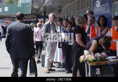 Fotografia di un libro di condoglianze al Victoria Embankment's Memorial Garden dove corone, fiori e tributi sono stati deposti in memoria delle vittime degli attacchi terroristici di Londra. Gli attentati di Londra del 7th luglio 2005, spesso indicati come 7/7, sono stati una serie di attentati suicidi terroristici islamici coordinati a Londra, in Inghilterra, che hanno colpito i pendolari che viaggiavano sul sistema di trasporto pubblico della città durante l'ora di punta mattutina. Foto Stock