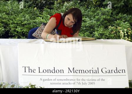 Fotografia di un libro di condoglianze al Victoria Embankment's Memorial Garden dove corone, fiori e tributi sono stati deposti in memoria delle vittime degli attacchi terroristici di Londra. Gli attentati di Londra del 7th luglio 2005, spesso indicati come 7/7, sono stati una serie di attentati suicidi terroristici islamici coordinati a Londra, in Inghilterra, che hanno colpito i pendolari che viaggiavano sul sistema di trasporto pubblico della città durante l'ora di punta mattutina. Foto Stock