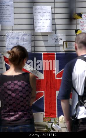 Fotografia di membri del pubblico dolore e tributi in memoria delle vittime dell'attacco terroristico di Londra fuori dalla stazione di Kings Cross. Gli attentati di Londra del 7th luglio 2005, spesso indicati come 7/7, sono stati una serie di attentati suicidi terroristici islamici coordinati a Londra, in Inghilterra, che hanno colpito i pendolari che viaggiavano sul sistema di trasporto pubblico della città durante l'ora di punta mattutina. Foto Stock