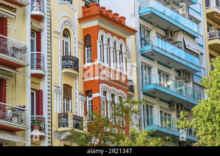 Colorate facciate di case cittadine storiche e moderne case residenziali nel centro della città di Salonicco, Grecia, selezionato fuoco Foto Stock