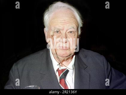 Foto di Sir Patrick Moore che partecipa a una prima di Plan 9 from Outer Space - The Musical al Queens Theatre di Hornchurch, Essex. Foto Stock