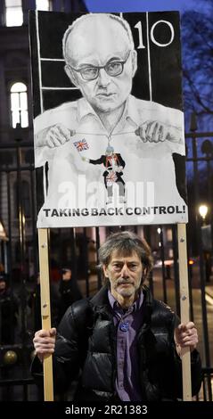 Fotografia dei manifestanti anti anti anti-Brexit nei pressi del numero 10 di Downing Street durante una visita di Ursula von der Leyen, presidente della Commissione europea, e Michel Barnier, il capo negoziatore UE sulla Brexit. Foto Stock