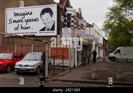 Fotografia di un poster del partito conservatore su un cartellone a Hornchurch, Essex, durante il periodo di preparazione alle elezioni generali del 2005. Foto Stock