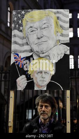 Fotografia dei manifestanti anti anti anti-Brexit nei pressi del numero 10 di Downing Street durante una visita di Ursula von der Leyen, presidente della Commissione europea, e Michel Barnier, il capo negoziatore UE sulla Brexit. Foto Stock