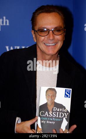 Fotografia di David Cassidy al suo libro che firma per il suo libro 'potrebbe essere per sempre' al centro commerciale Lakeside, Thurrock occidentale, Essex. Foto Stock