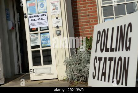 Un seggio a Hornchurch nel London Borough of Havering durante un terzo blocco nazionale in Inghilterra in mezzo alla pandemia di coronavirus COVID-19. Maggio, 2021. Foto Stock