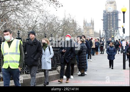 Centinaia di persone fanno la coda per il loro richiamo jab fuori Guy's e St Thomas's Hospital a Londra in mezzo alla pandemia di coronavirus COVID-19. Dicembre 2021. Foto Stock