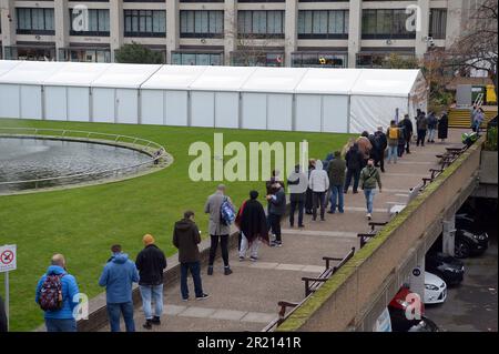 Centinaia di persone fanno la coda per il loro richiamo jab fuori Guy's e St Thomas's Hospital a Londra in mezzo alla pandemia di coronavirus COVID-19. Dicembre 2021. Foto Stock