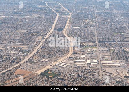 Vista aerea delle autostrade e del fiume Los Angeles nella California meridionale degli Stati Uniti Foto Stock