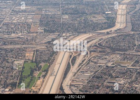 9/6/2022: Vista aerea di uno svincolo autostradale e del fiume LA nella California meridionale Foto Stock