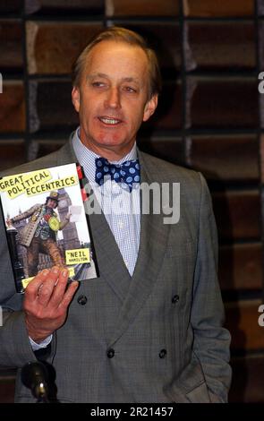 Una serata con Neil & Christine Hamilton, Southend Central Library, Victoria Avenue, Southend on Sea, Essex, 2005. Neil Hamilton, politico britannico, leader del Partito per l'indipendenza del Regno Unito (UKIP) dal 2020. È stato membro conservatore del Parlamento (MP) per Tatton dal 1983 al 1997 e membro UKIP del Senedd (MS) per il Galles centrale e occidentale dal 2016 al 2021. Nel 1994, il Guardian sosteneva che Hamilton aveva effettuato pagamenti in contanti in cambio di domande in Parlamento. Hamilton citò in giudizio il Guardiano per diffamazione, ma si stabilì il giorno del processo. L'indagine cash-for-questions nel 1997 Foto Stock