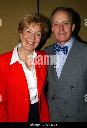 Una serata con Neil & Christine Hamilton, Southend Central Library, Victoria Avenue, Southend on Sea, Essex, 2005. Neil Hamilton, politico britannico, leader del Partito per l'indipendenza del Regno Unito (UKIP) dal 2020. È stato membro conservatore del Parlamento (MP) per Tatton dal 1983 al 1997 e membro UKIP del Senedd (MS) per il Galles centrale e occidentale dal 2016 al 2021. Nel 1994, il Guardian sosteneva che Hamilton aveva effettuato pagamenti in contanti in cambio di domande in Parlamento. Hamilton citò in giudizio il Guardiano per diffamazione, ma si stabilì il giorno del processo. L'indagine cash-for-questions nel 1997 Foto Stock