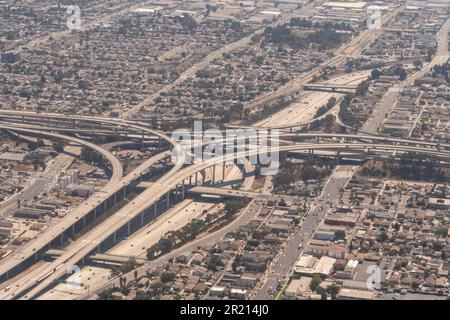 Los Angeles California - immagine aerea dell'interscambio all'incrocio tra la i-105 e la i--110 (superstrada portuale) e la linea verde della metropolitana Foto Stock