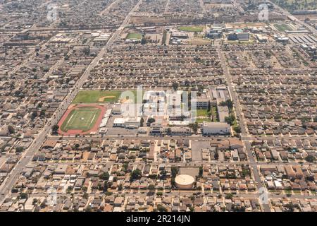 Fotografia aerea della sezione Westmont di Los Angeles, California usa. La Washington Prep High School e gli edifici circostanti sono visibili. Foto Stock