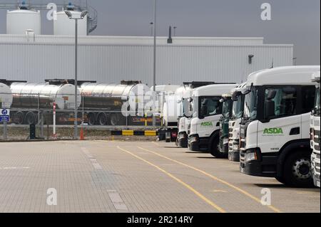 Le petroliere hanno parcheggiato al Navigator Terminal Thames, West Thurrock, Essex, mentre la crisi del carburante nel Regno Unito è peggiorata a causa della carenza di conducenti di veicoli pesanti causata dalla pandemia del coronavirus e dalla Brexit. Settembre, 2021. Foto Stock