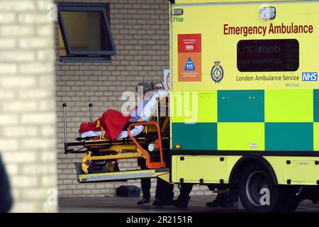 Ambulanze presso un A&e al Queens Hospital, Romford nel London Borough of Havering il giorno di Natale in mezzo alla pandemia di coronavirus COVID-19 come casi della variante COVID-19 nota come B.1.1.529 o Omicron Surge, 2021. Foto Stock