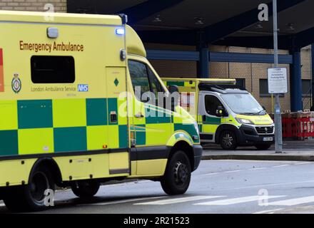 Ambulanze presso un A&e al Queens Hospital, Romford nel London Borough of Havering il giorno di Natale in mezzo alla pandemia di coronavirus COVID-19 come casi della variante COVID-19 nota come B.1.1.529 o Omicron Surge, 2021. Foto Stock