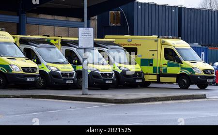 Ambulanze presso un A&e al Queens Hospital, Romford nel London Borough of Havering il giorno di Natale in mezzo alla pandemia di coronavirus COVID-19 come casi della variante COVID-19 nota come B.1.1.529 o Omicron Surge, 2021. Foto Stock