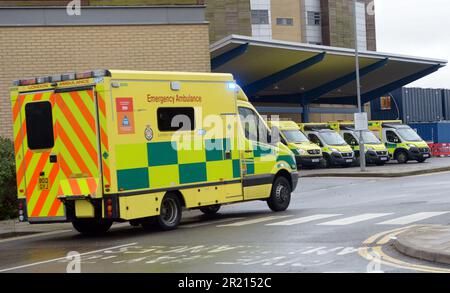 Ambulanze presso un A&e al Queens Hospital, Romford nel London Borough of Havering il giorno di Natale in mezzo alla pandemia di coronavirus COVID-19 come casi della variante COVID-19 nota come B.1.1.529 o Omicron Surge, 2021. Foto Stock