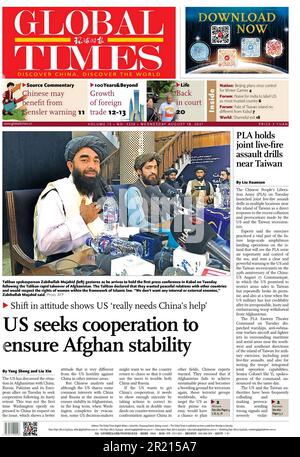 Global Times Newspaper Headline (cinese), evacuazione dall'Afghanistan. 18th agosto 2021. Evacuazioni su larga scala di cittadini stranieri e di alcuni vulnerabili cittadini afghani si sono svolte in mezzo al ritiro delle forze USA e NATO alla fine della guerra del 2001-2021 in Afghanistan. I talebani presero il controllo di Kabul e proclamarono la vittoria il 15 agosto 2021, e la Repubblica islamica dell'Afghanistan sostenuta dalla NATO crollò. Con i talebani che controllano l'intera città, ad eccezione dell'aeroporto internazionale Hamid Karzai, Foto Stock