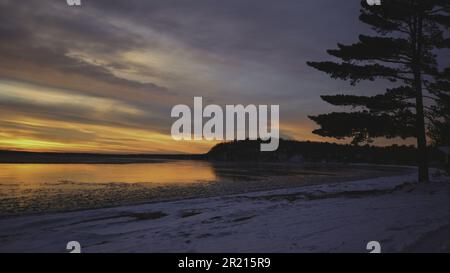 Risorsa grafica Vacanza inverno saluto di colorato tramonto sul lago ghiacciato del nord Foto Stock