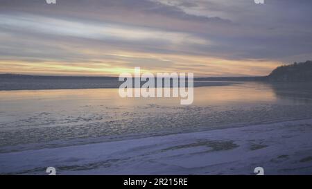 Risorsa grafica Vacanza inverno saluto di colorato tramonto sul lago ghiacciato del nord Foto Stock