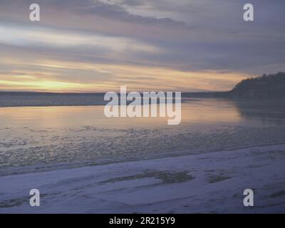 Risorsa grafica Vacanza inverno saluto di colorato tramonto sul lago ghiacciato del nord Foto Stock