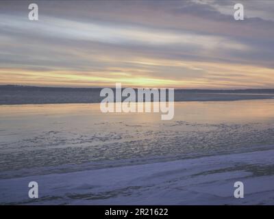 Risorsa grafica Vacanza inverno saluto di colorato tramonto sul lago ghiacciato del nord Foto Stock