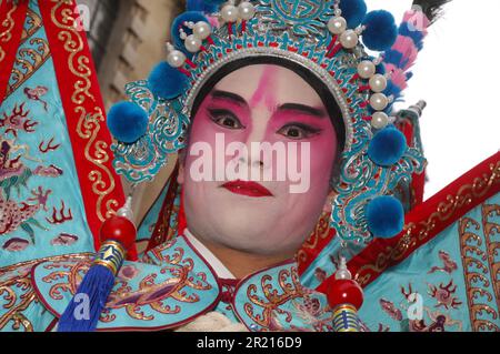 Gli artisti cinesi partecipano a una colorata parata durante le celebrazioni del Capodanno cinese a Londra. Anno della RAM o capra; 2015 Foto Stock