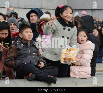 I bambini guardano gli spettacoli a Trafalgar Square, durante le celebrazioni del Capodanno cinese a Londra. Anno della RAM o capra; 2015 Foto Stock