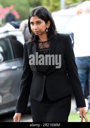 Suella Braverman, procuratore generale e deputato conservatore per Fareham, si rende omaggio alla Belfairs Methodist Church in Eastwood Road North, Leigh on Sea, Southend on Sea, Essex dopo che il deputato conservatore Sir David Amess morì dopo essere stato pugnalato più volte alla sua chirurgia elettorale. Foto Stock